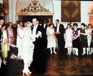 Atatürk_dancing_at_a_wedding